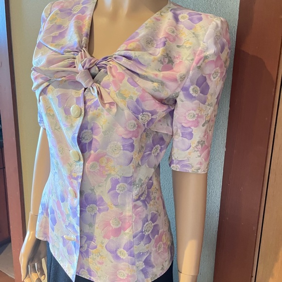 Valentino Boutique pastel flowers short sleeve silk top. Size 8 - Picture 3 of 7